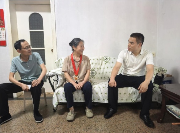 王建球“七一”走访慰问党员